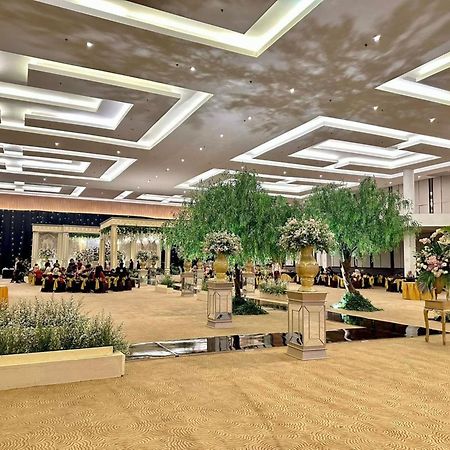 Hotel Santika Mega City Бекаси Екстериор снимка
