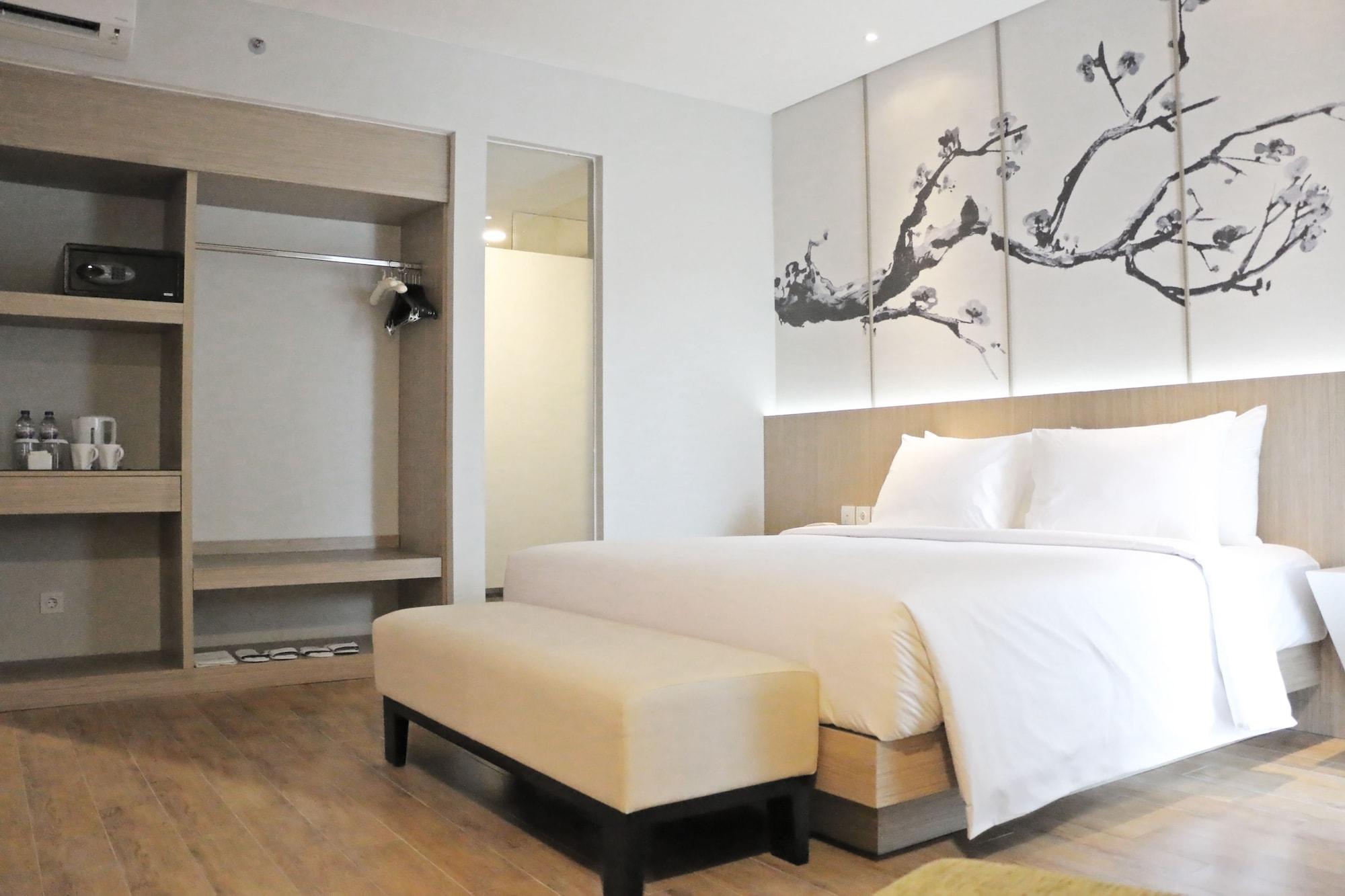 Hotel Santika Mega City Бекаси Екстериор снимка
