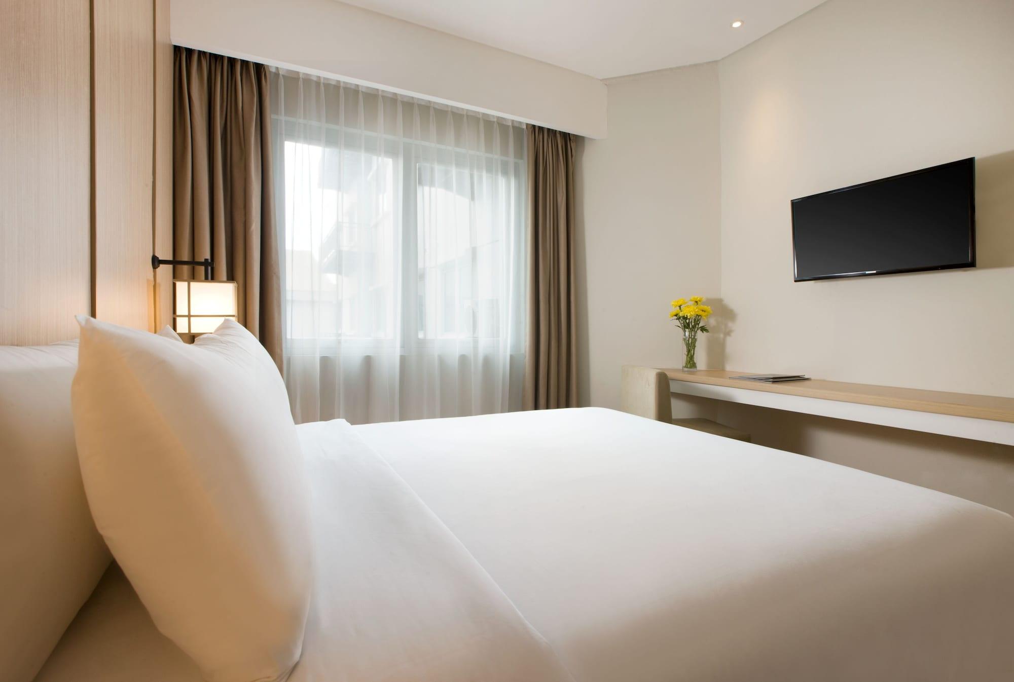 Hotel Santika Mega City Бекаси Екстериор снимка