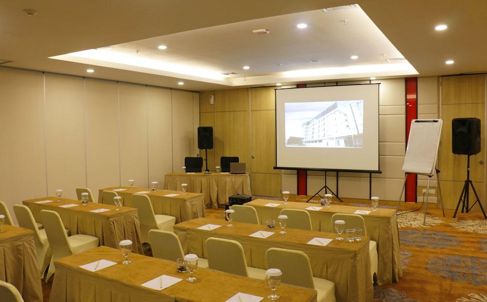 Hotel Santika Mega City Бекаси Екстериор снимка
