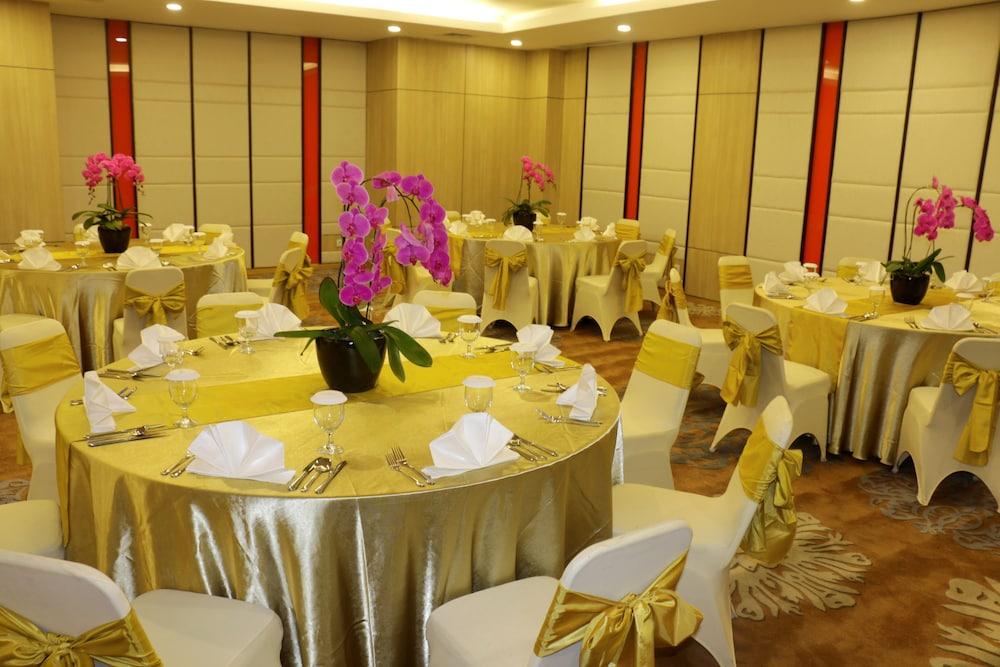 Hotel Santika Mega City Бекаси Екстериор снимка