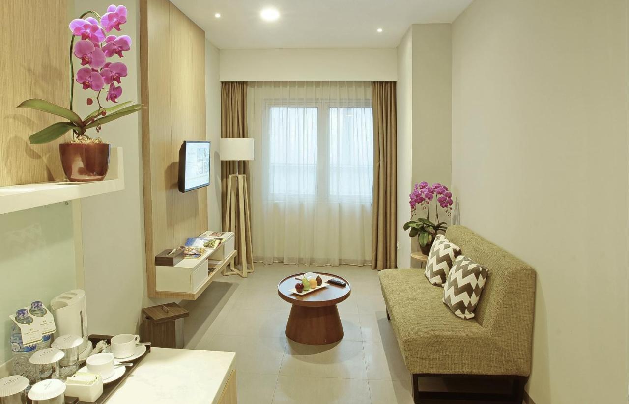 Hotel Santika Mega City Бекаси Екстериор снимка