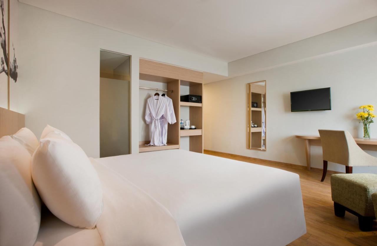 Hotel Santika Mega City Бекаси Екстериор снимка