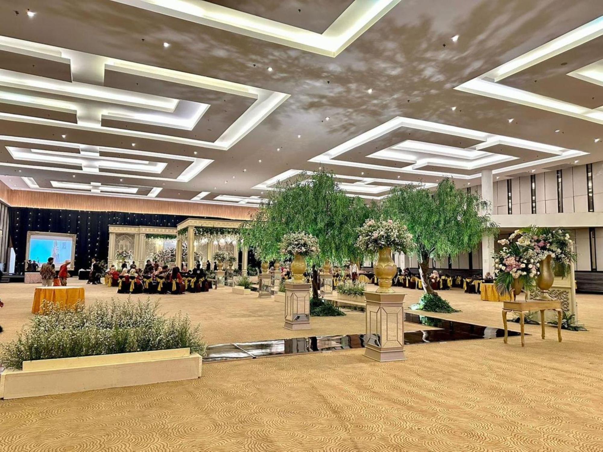 Hotel Santika Mega City Бекаси Екстериор снимка