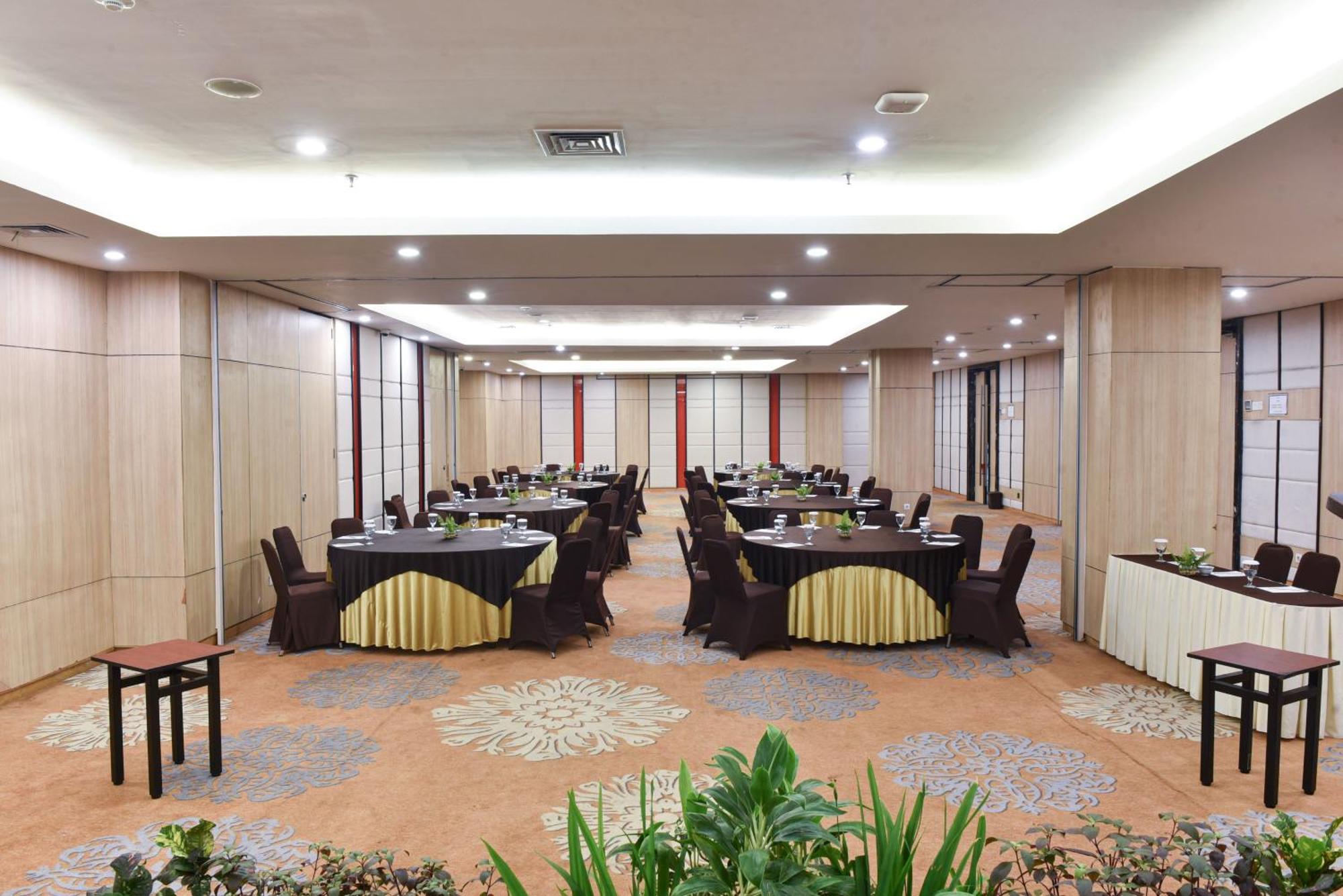 Hotel Santika Mega City Бекаси Екстериор снимка