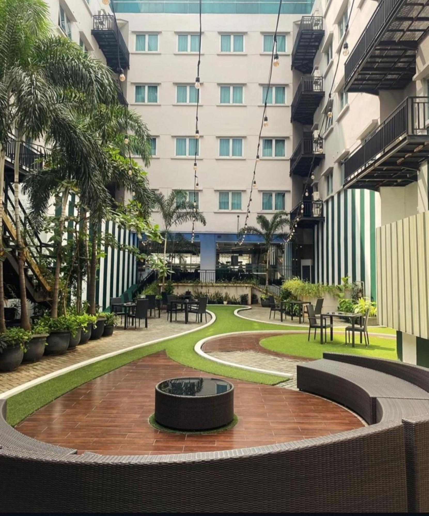 Hotel Santika Mega City Бекаси Екстериор снимка