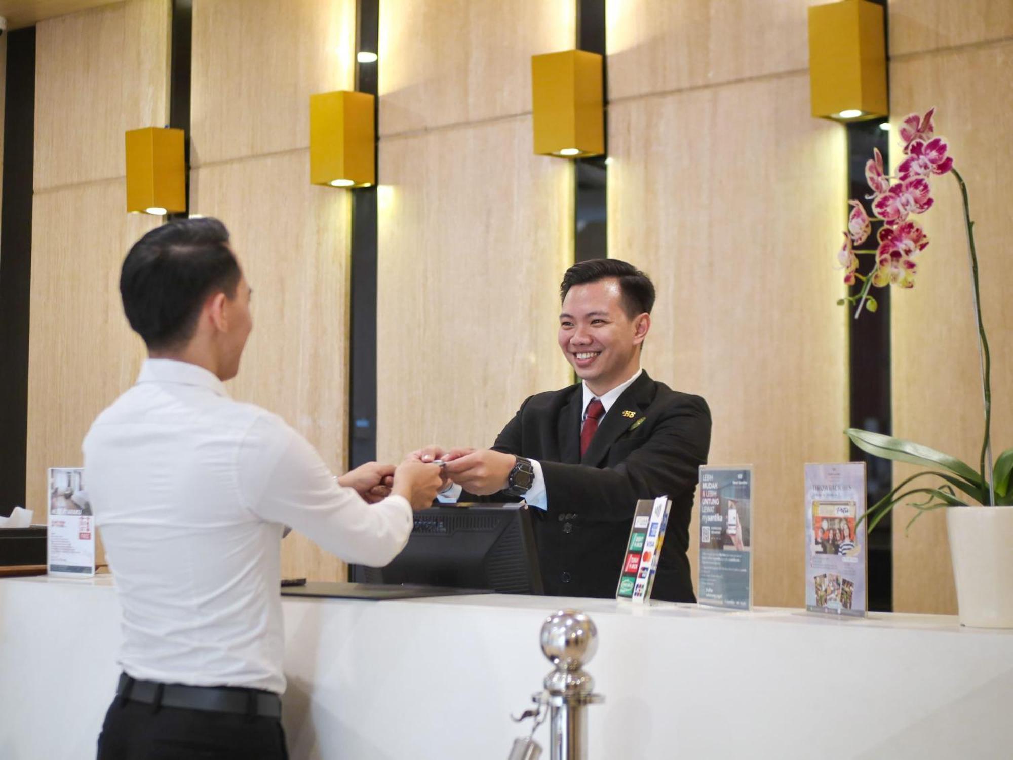 Hotel Santika Mega City Бекаси Екстериор снимка
