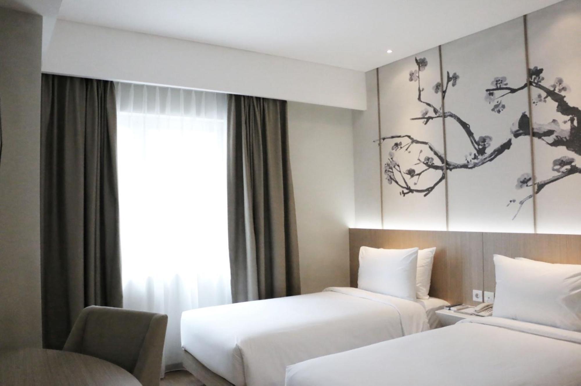 Hotel Santika Mega City Бекаси Екстериор снимка