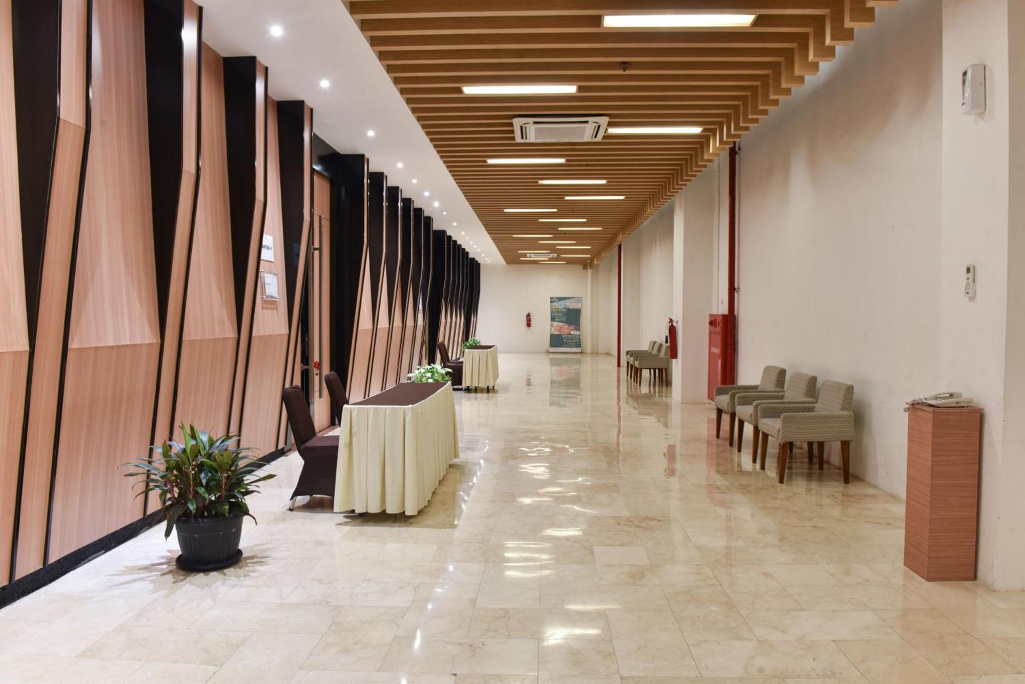 Hotel Santika Mega City Бекаси Екстериор снимка