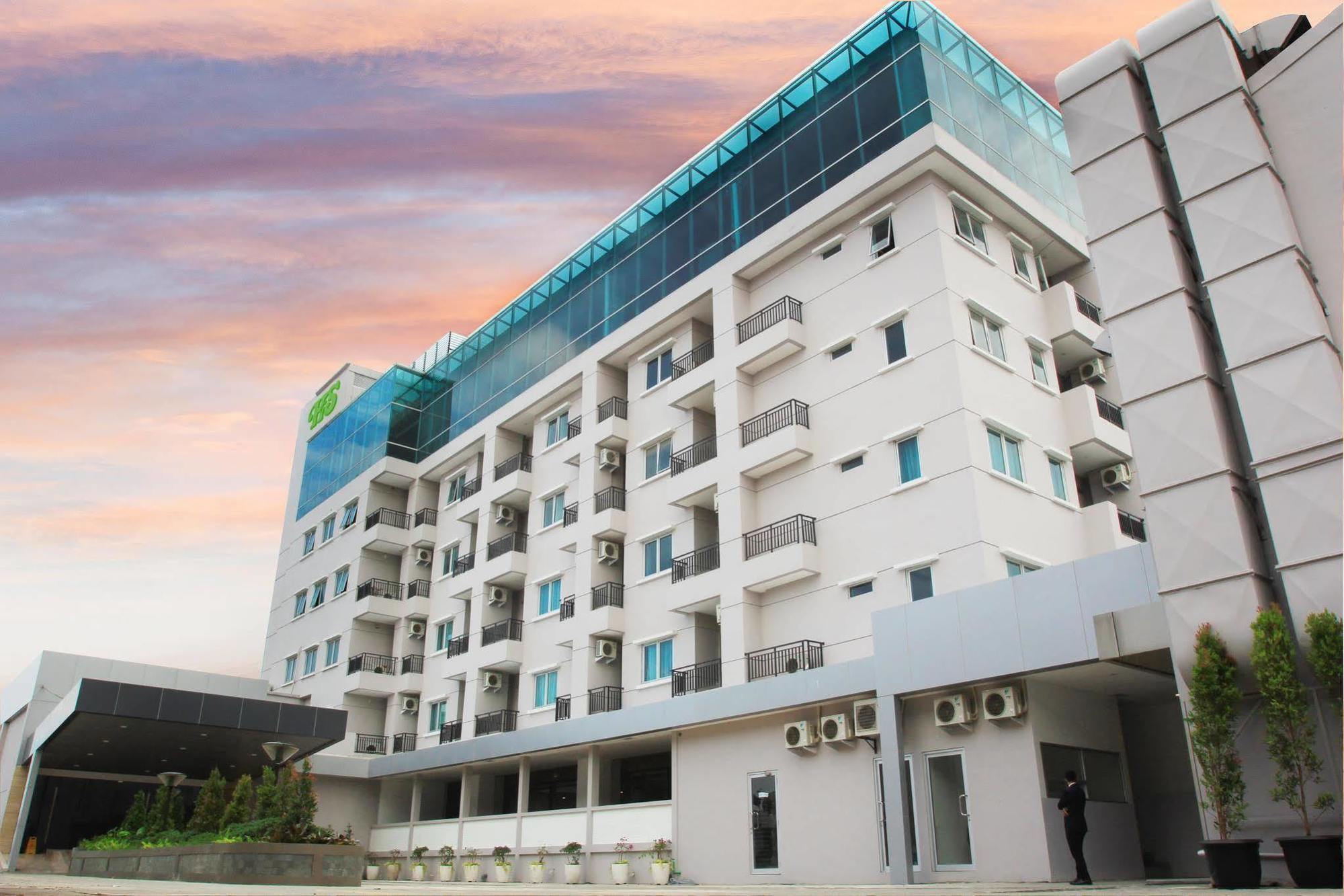 Hotel Santika Mega City Бекаси Екстериор снимка