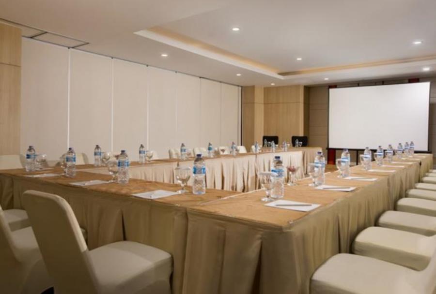 Hotel Santika Mega City Бекаси Екстериор снимка